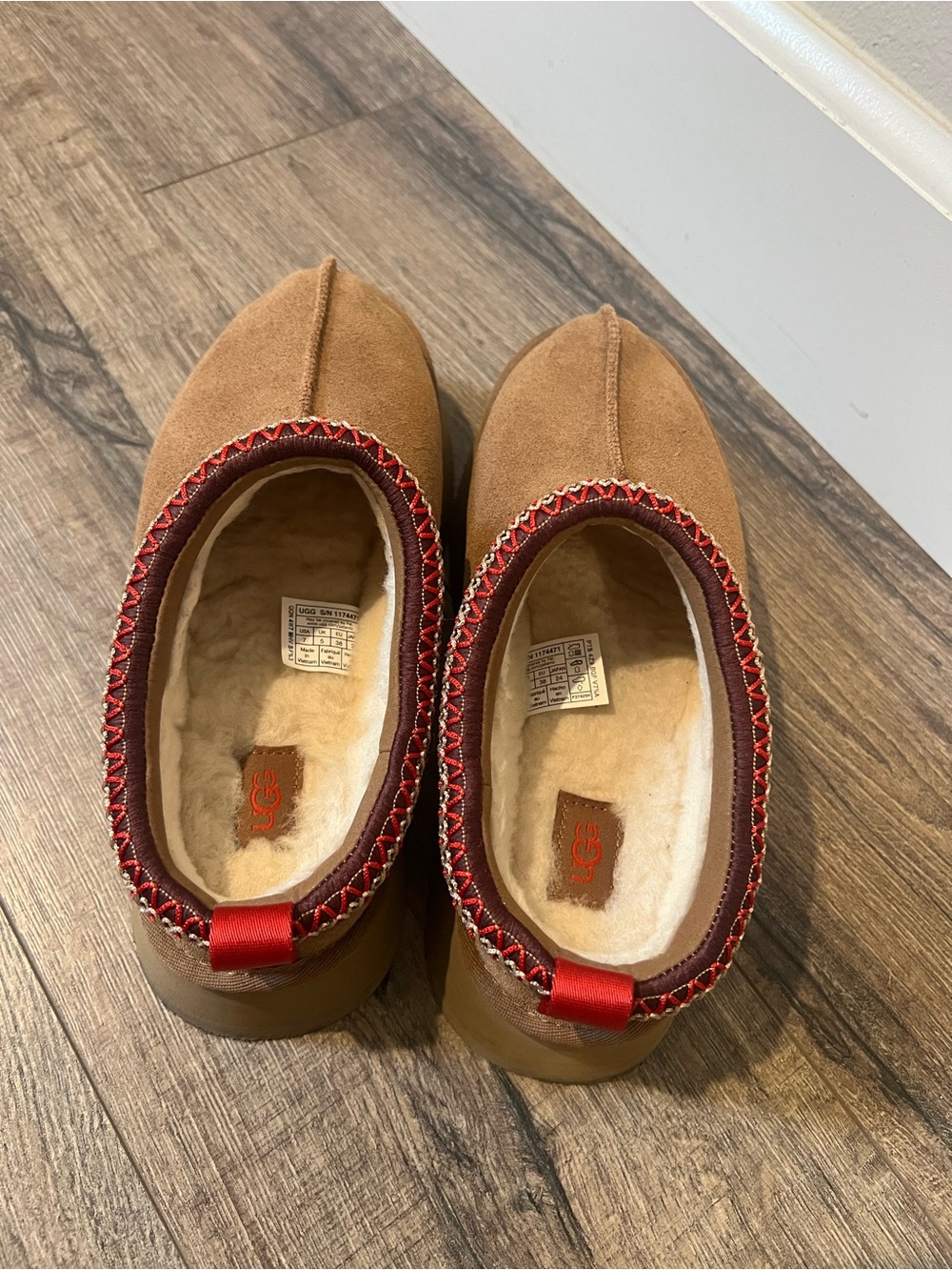 UGG Tasman II Clog Mules with Red Trim - Picture 2 of 9